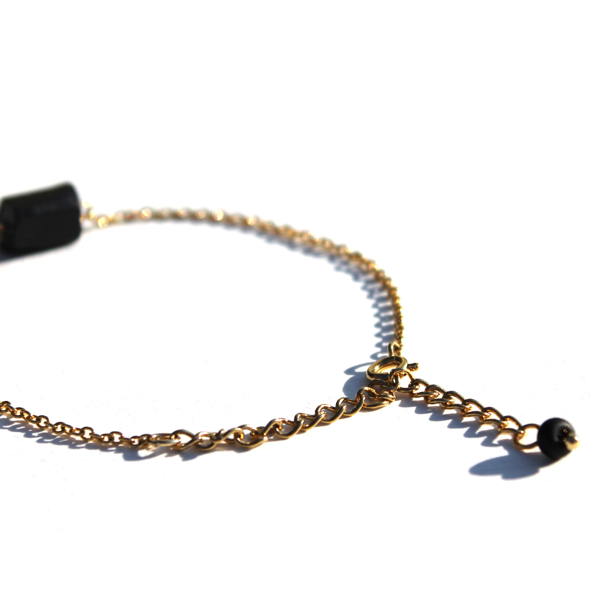 Schwarzer Turmalin roh Armband gold | Edelstahl Schmuck