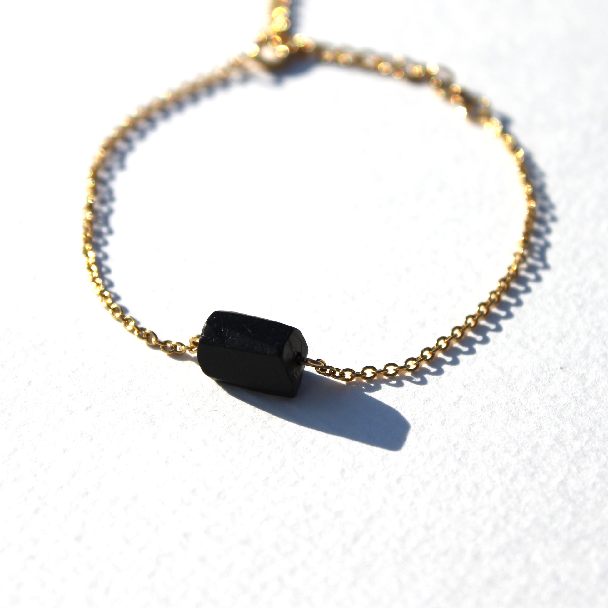 Schwarzer Turmalin roh Armband gold | Edelstahl Schmuck