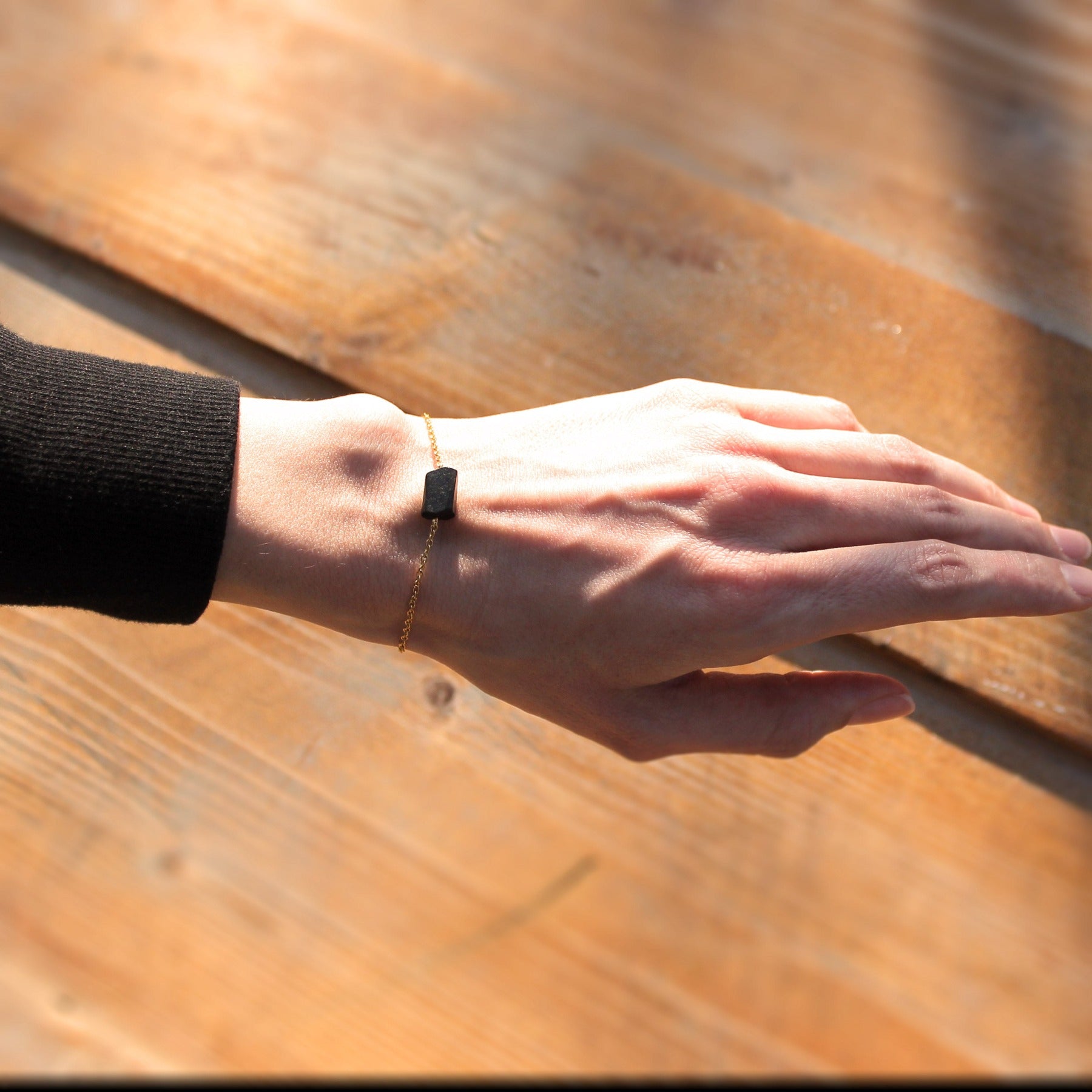 Schwarzer Turmalin roh Armband gold | Edelstahl Schmuck