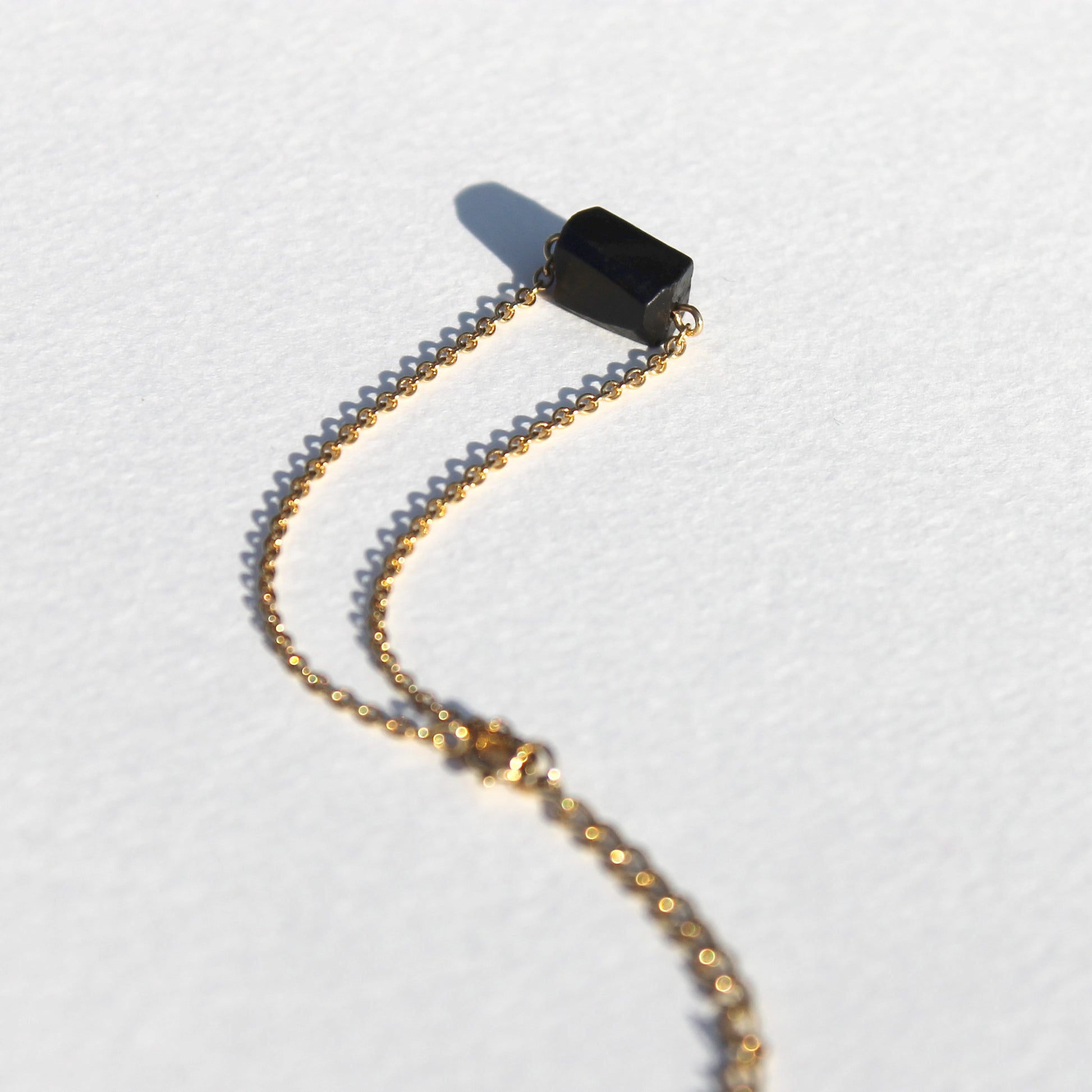 Schwarzer Turmalin roh Armband gold | Edelstahl Schmuck