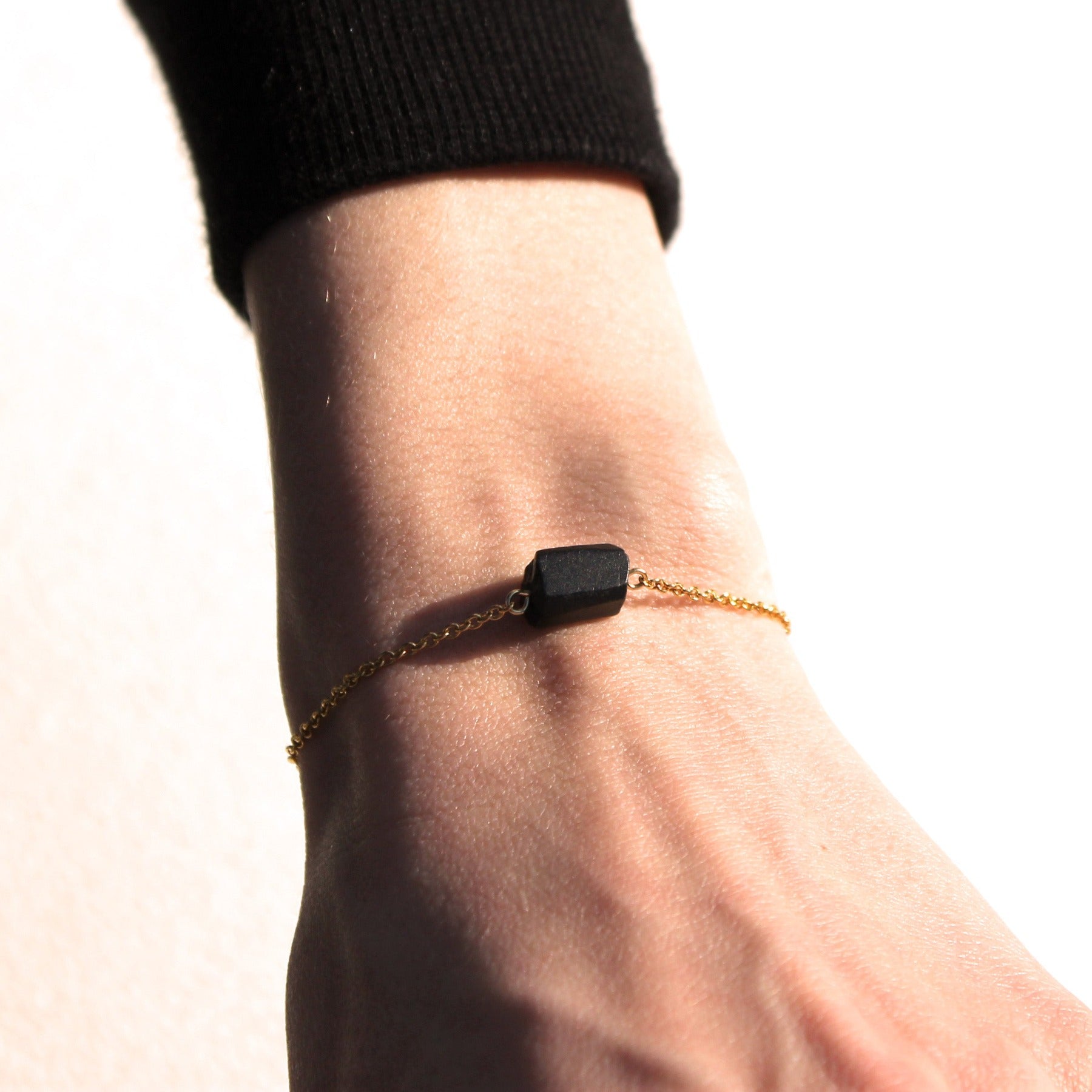 Schwarzer Turmalin roh Armband gold | Edelstahl Schmuck