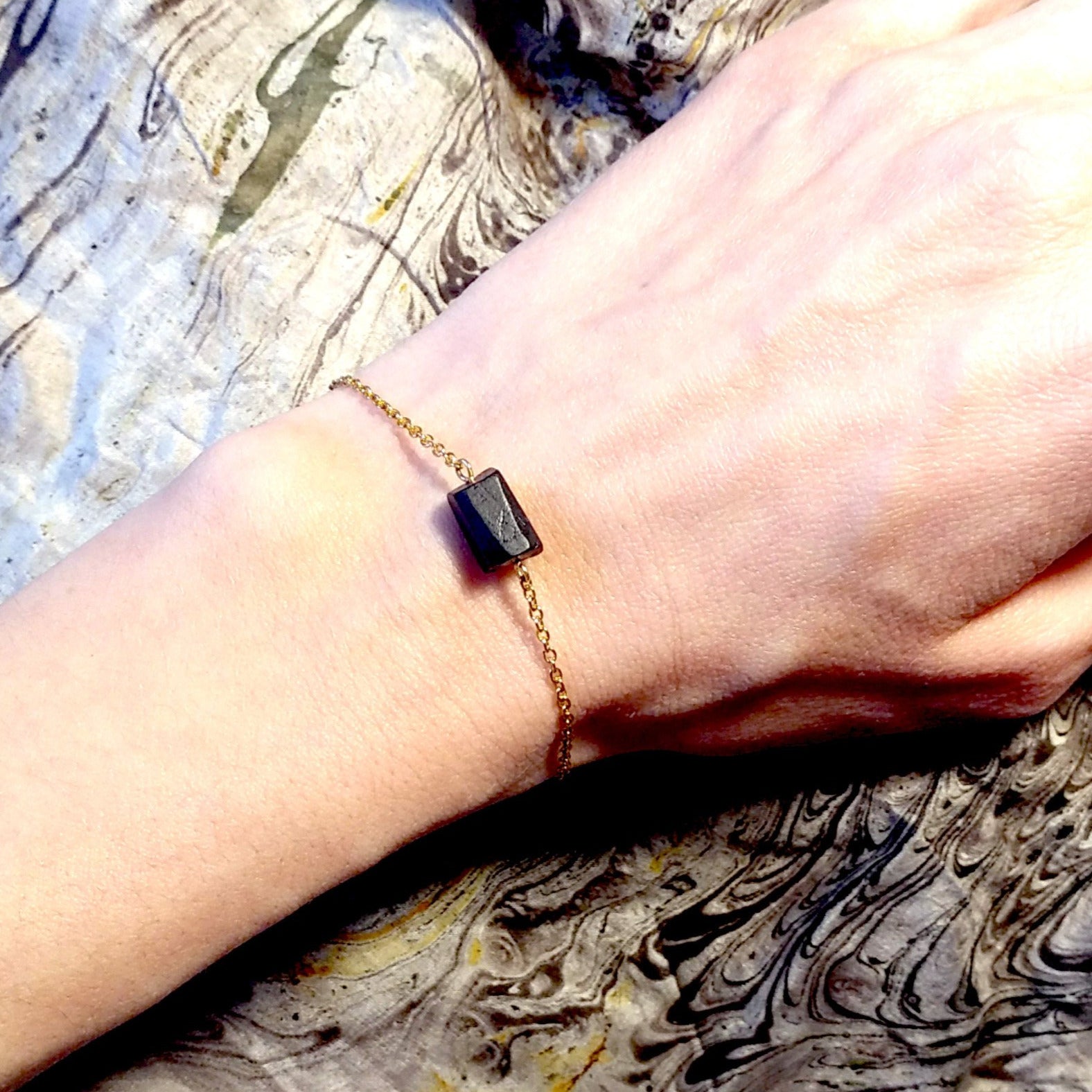 Schwarzer Turmalin roh Armband gold | Edelstahl Schmuck