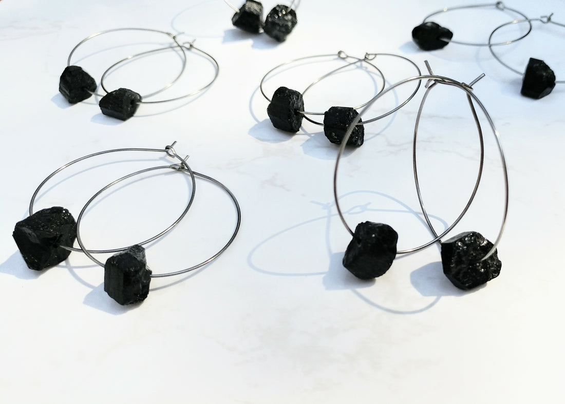 Schwarzer Turmalin Ohrringe | Raw black tourmaline hoop earrings
