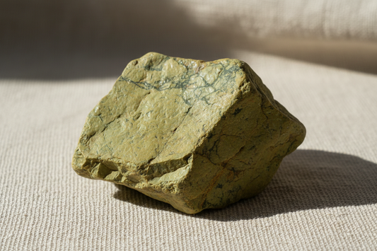 Serpentin: Natürliche Schönheit trifft spirituelle Kraft