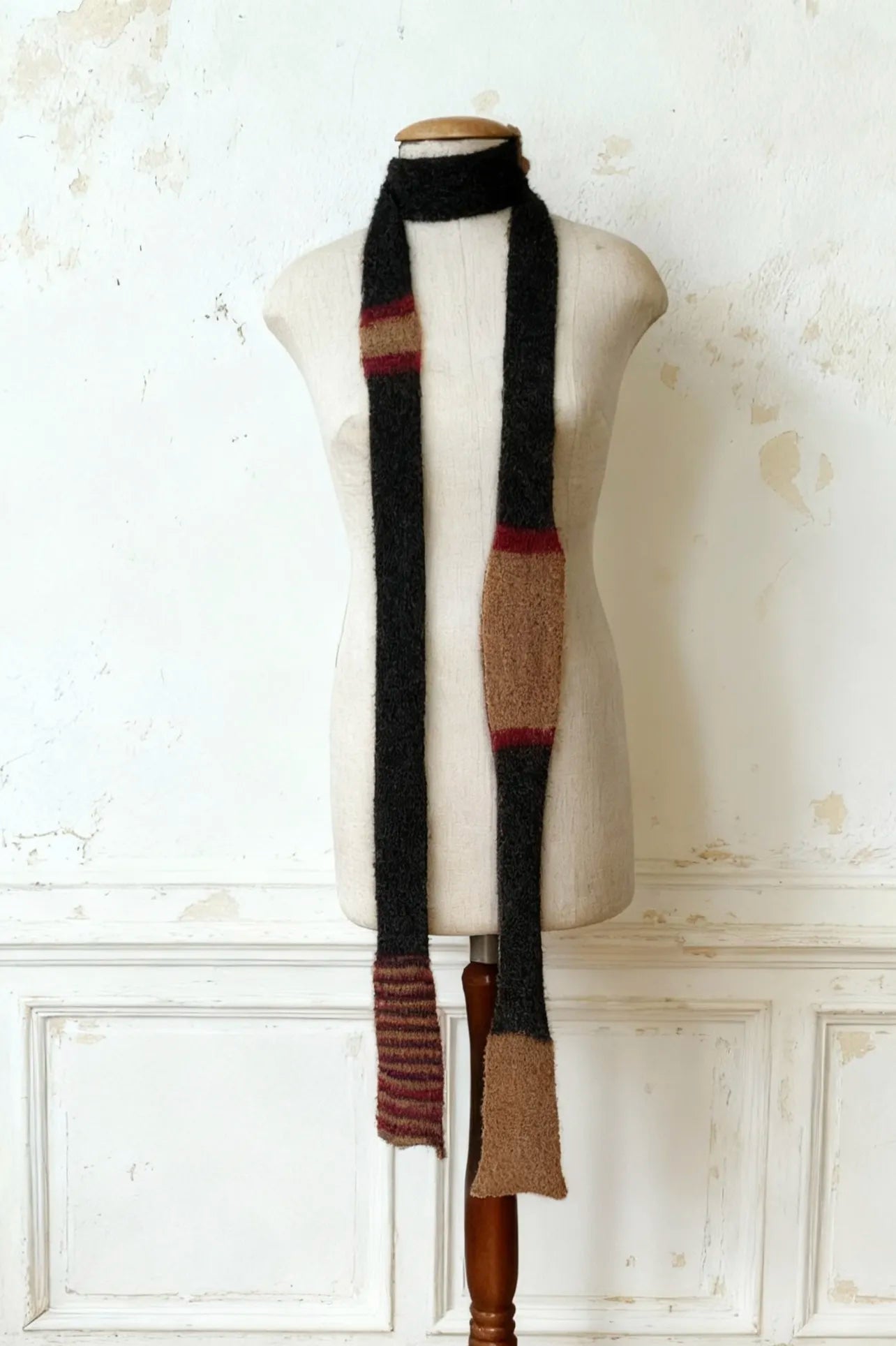 Handgefertigter 250cm Skinny Schal aus Alpaka-Mohair-Mix in Anthrazitbraun und Bordeauxrot, einmal um den Hals gewickelt von der Puppe getragen.