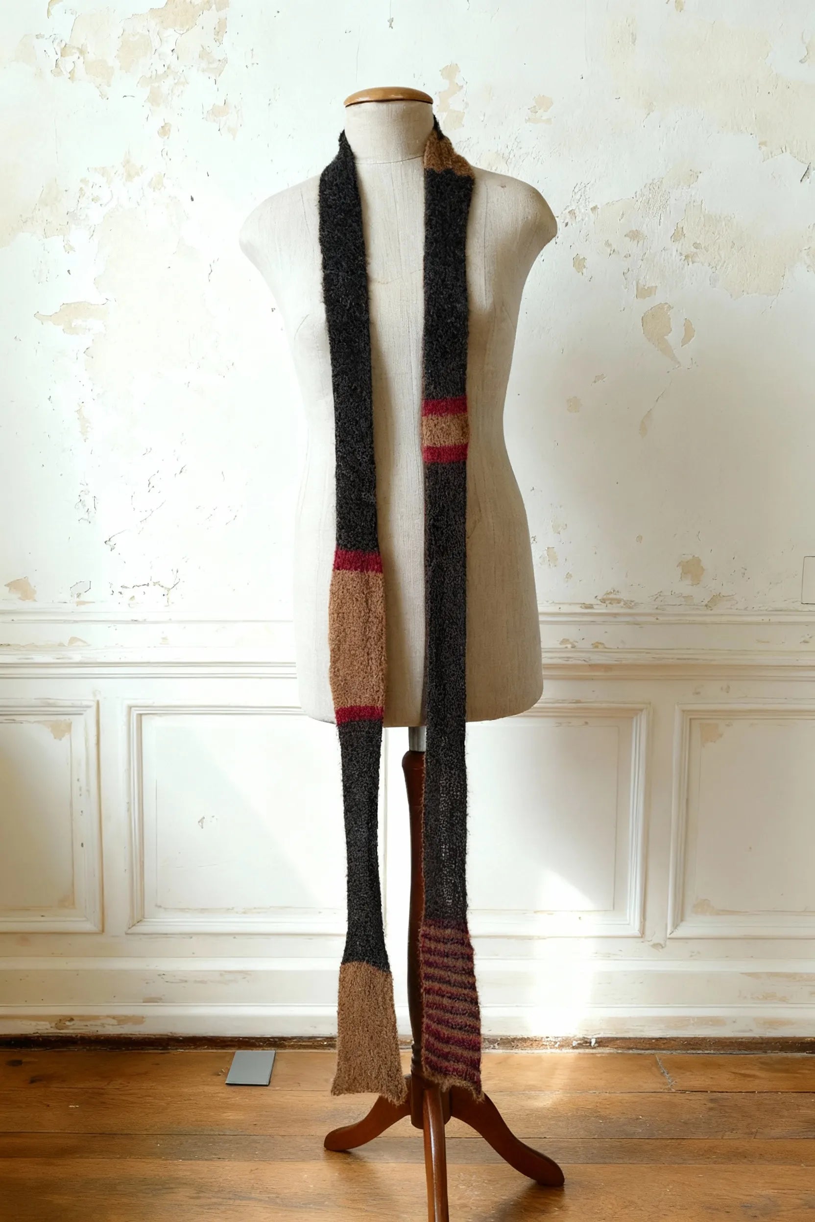 Handgefertigter 250cm Skinny Schal aus Alpaka-Mohair-Mix in Anthrazitbraun und Bordeauxrot, lässig getragen.