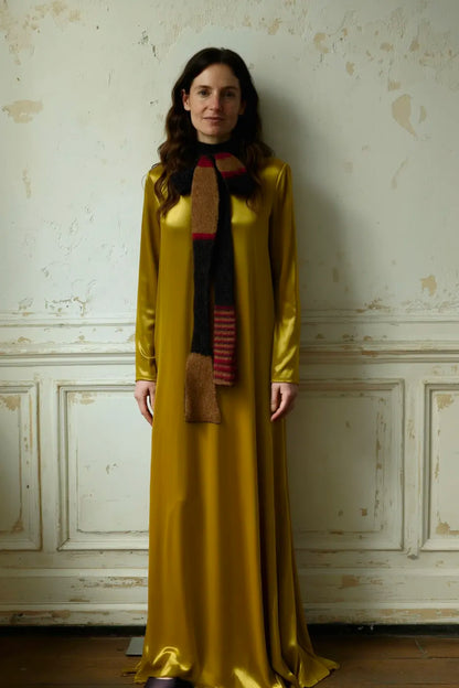 Handgefertigter 250cm Skinny Schal aus Alpaka-Mohair-Mix in Anthrazitbraun und Bordeauxrot, zur Masche gebunden gertragen