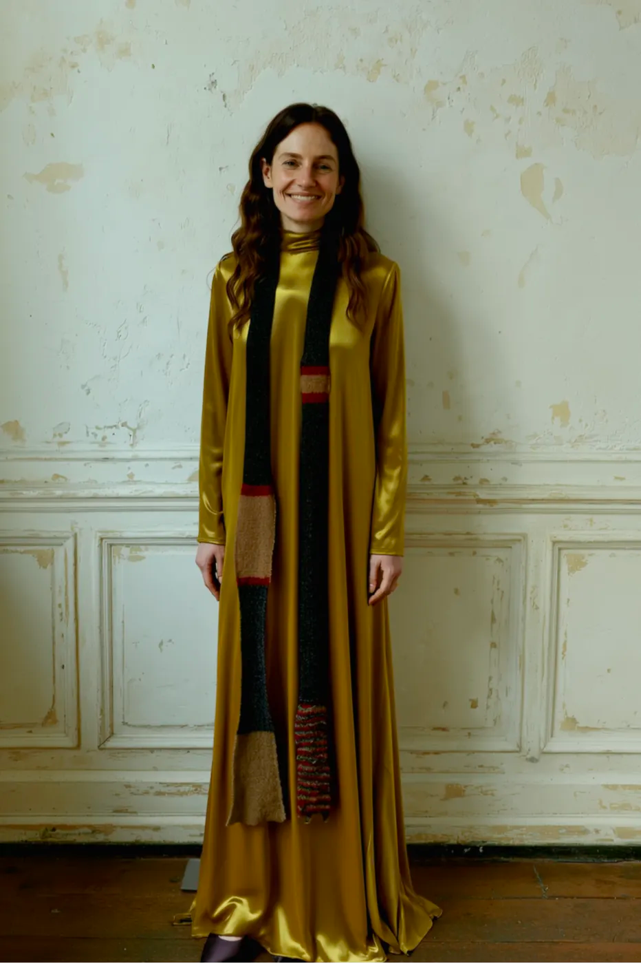 Handgefertigter 250cm Skinny Schal aus Alpaka-Mohair-Mix in Anthrazitbraun und Bordeauxrot, lässig getragen.