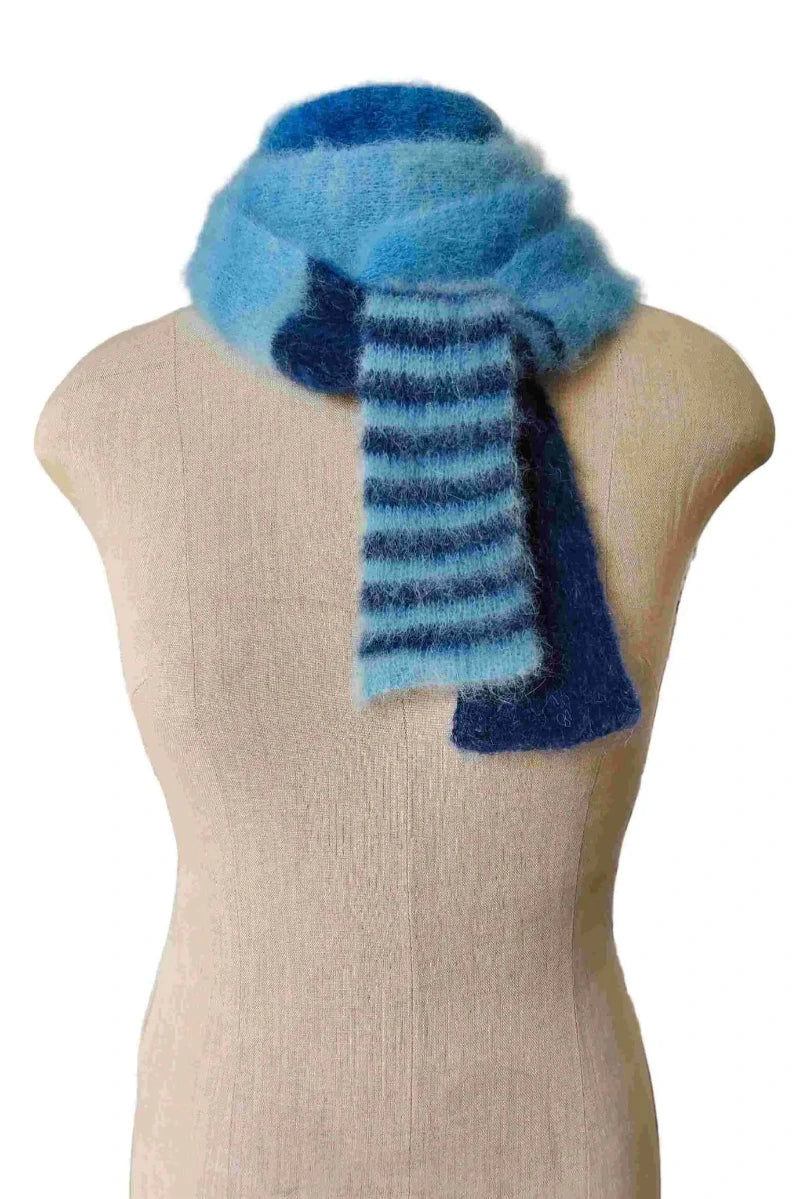 Detailansicht: Fluffy Skinny Schal in Blau-Ombré eng gewickelt als warmer Kragen.