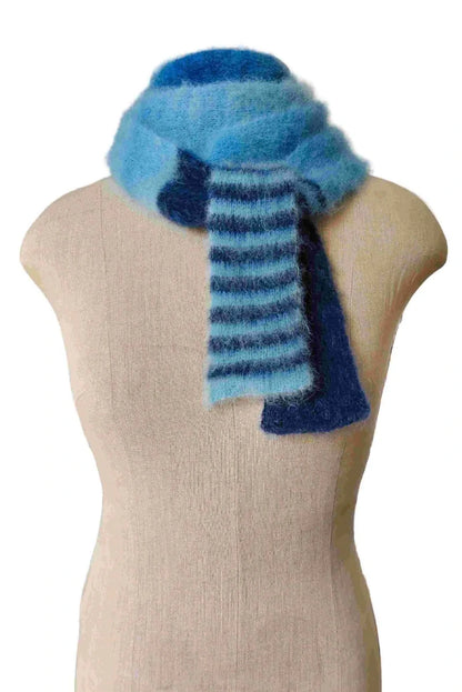 Detailansicht: Fluffy Skinny Schal in Blau-Ombré eng gewickelt als warmer Kragen.