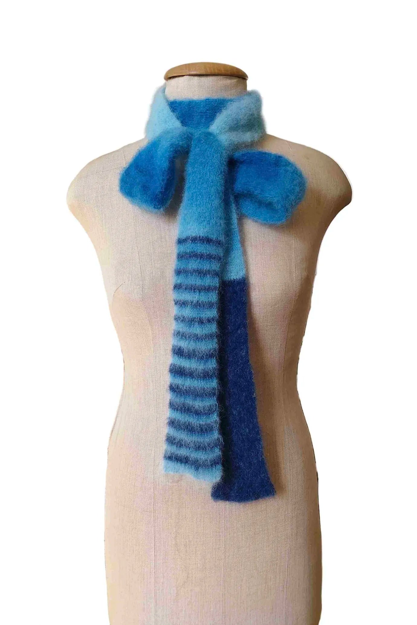 Produktbild zeigt den Farbverlauf, die Streifen und die Blockfarben des Alpaka Skinny Schals, zur großen Maschen gebunden