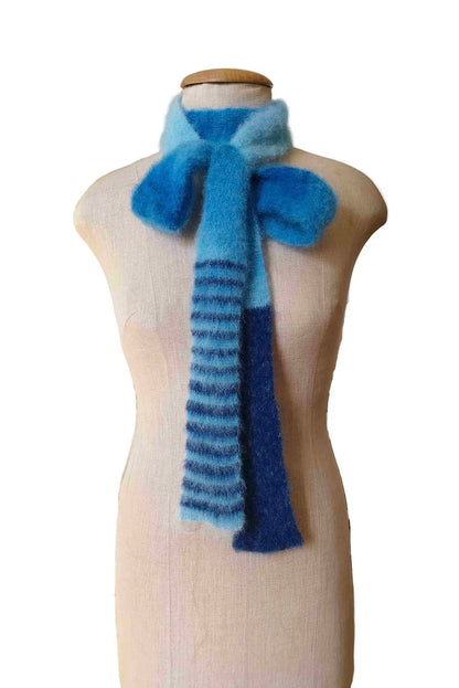 Produktbild zeigt den Farbverlauf, die Streifen und die Blockfarben des Alpaka Skinny Schals, zur großen Maschen gebunden