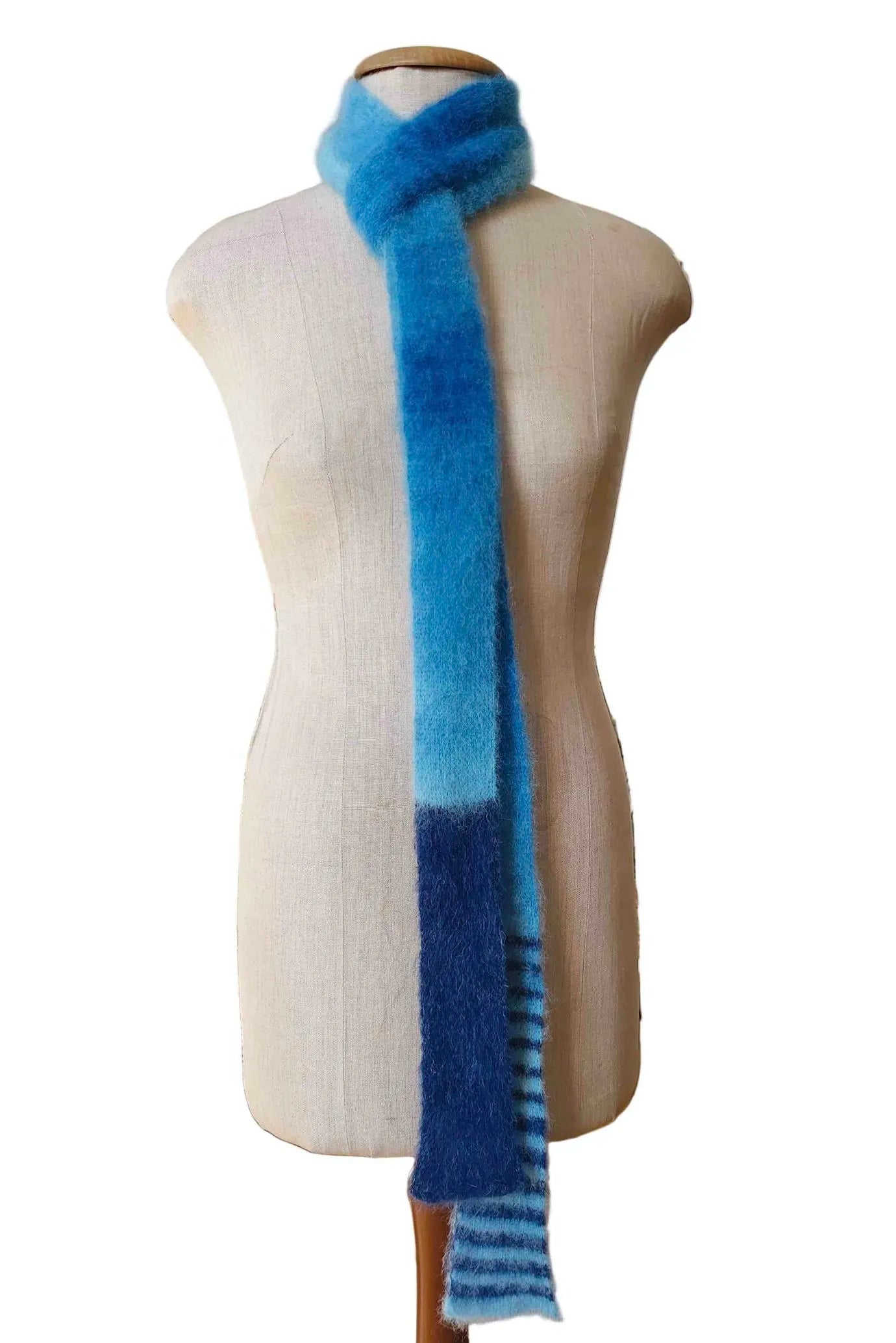 Alpaka-Mohair-Schal in Blau-Ombre-Textur mit Streifen, einmal um den Hals der Kleiderpupper geschlungen.
