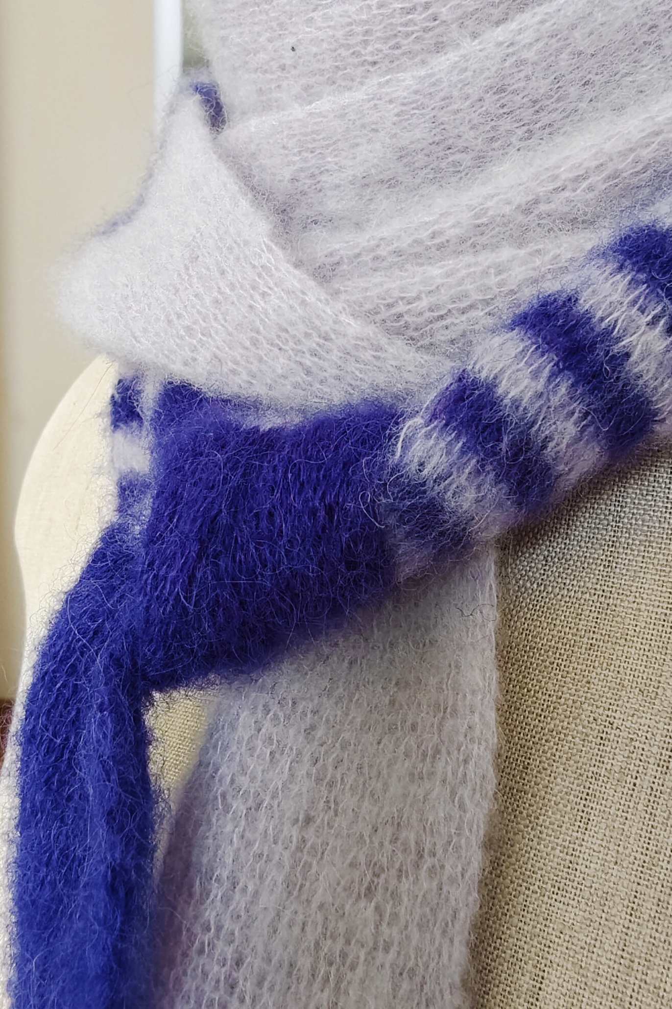 Fluffy Skinny Schal aus Baby Alpaka & Merinowolle in Helllila und Indigo. Zeigt Details und die weiche Textur.