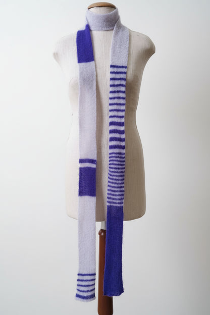 Luxuriöser, handgestrickter Skinny Schal (250cm) aus Baby Alpaka in Helllila und Violett. Zeigt die volle Länge mit einer Umwickelung am Hals.