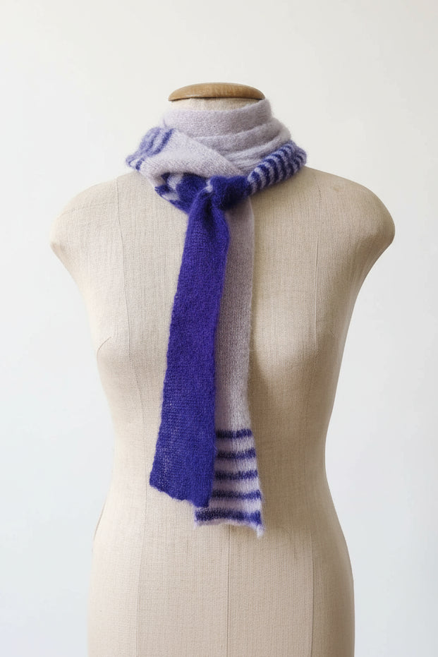 Detailansicht: Baby Alpaka Schal in Flieder & Indigo am Mannequin mit festem Kragen-Knoten.