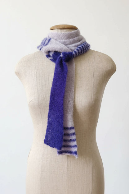 Detailansicht: Baby Alpaka Schal in Flieder & Indigo am Mannequin mit festem Kragen-Knoten.