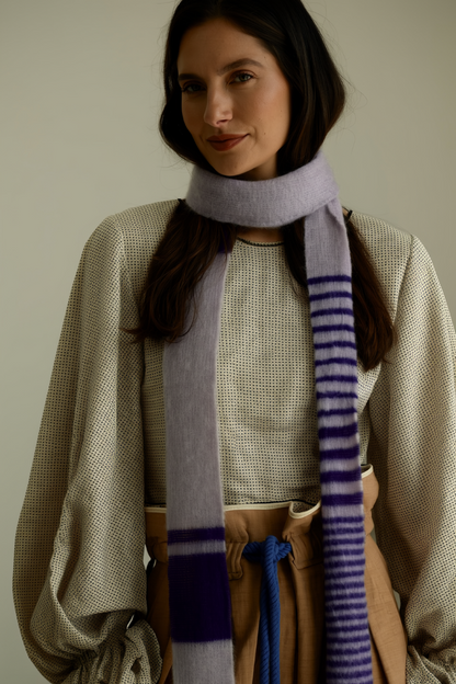 Model trägt langen, federleichten Baby Alpaka Skinny Schal in Flieder/Violett. Zeigt den gesamten Look.