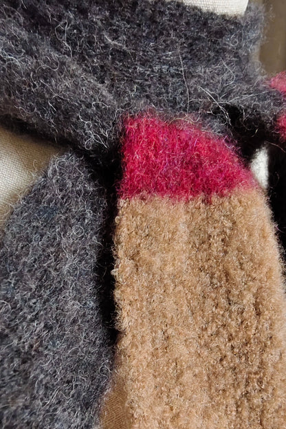 Nahaufnahme des Patchwork-Musters. Zeigt die Textur von Alpaka-Mischung, Bouclé-Wolle und rotem Mohair Kid.