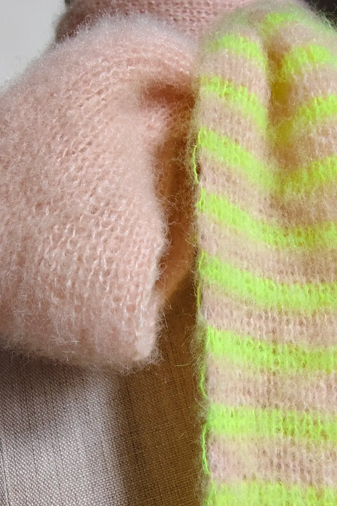 Detailansicht von Rosa Neon-Gelb Skinny Schal mit Mohair