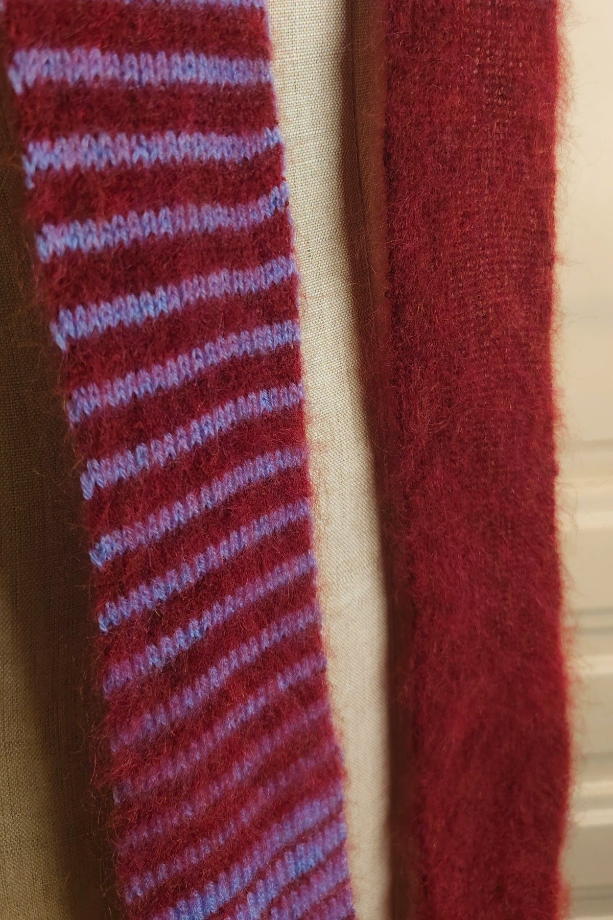 Schmaler langer Schal – Luxuriöser Merino/Mohair-Mix in Weinrot und Blau