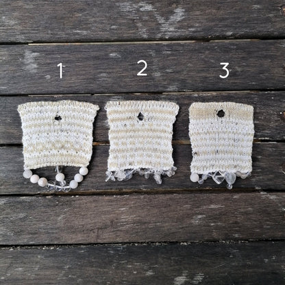 Gestricktes Hemd-Accessorie mit Edelsteinen verziert