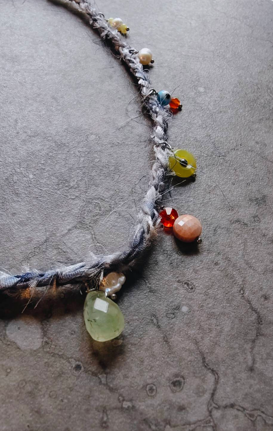 Kette aus Vintage-Seide mit Edelsteinen