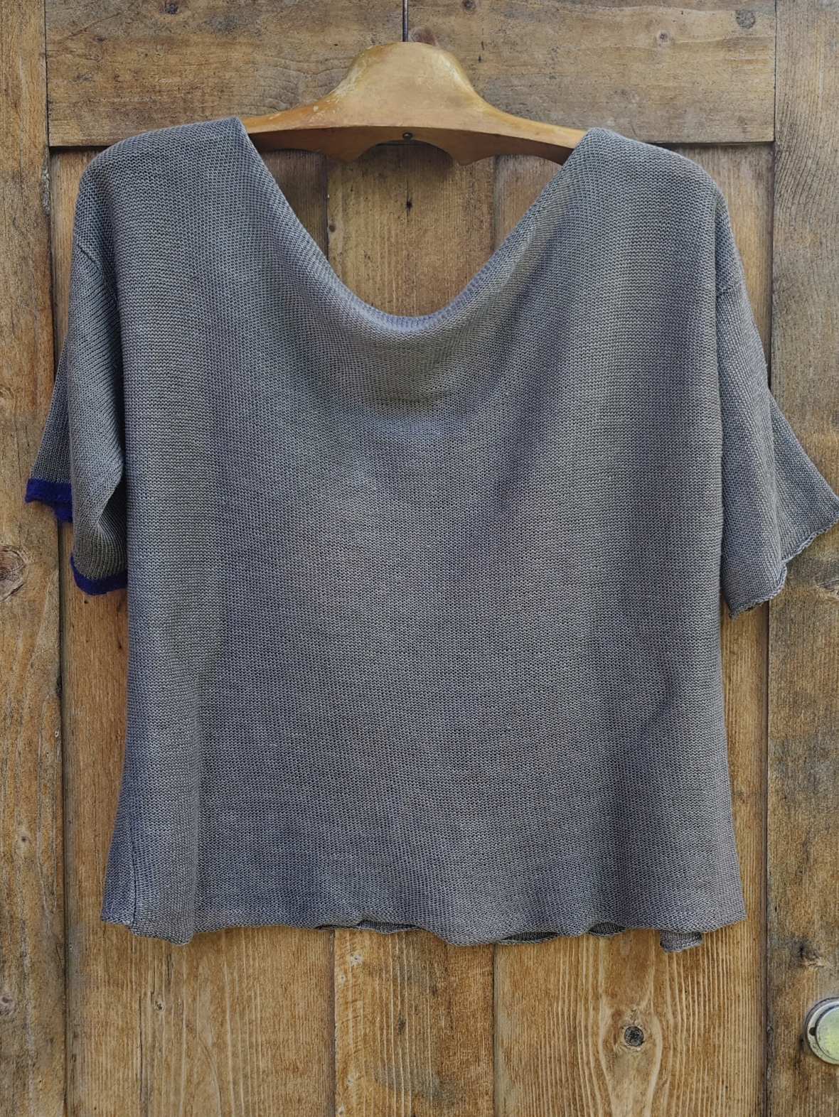 Rückseite Leinen-Mohair Oversize T-Shirt mit handgestrickter Intarsie