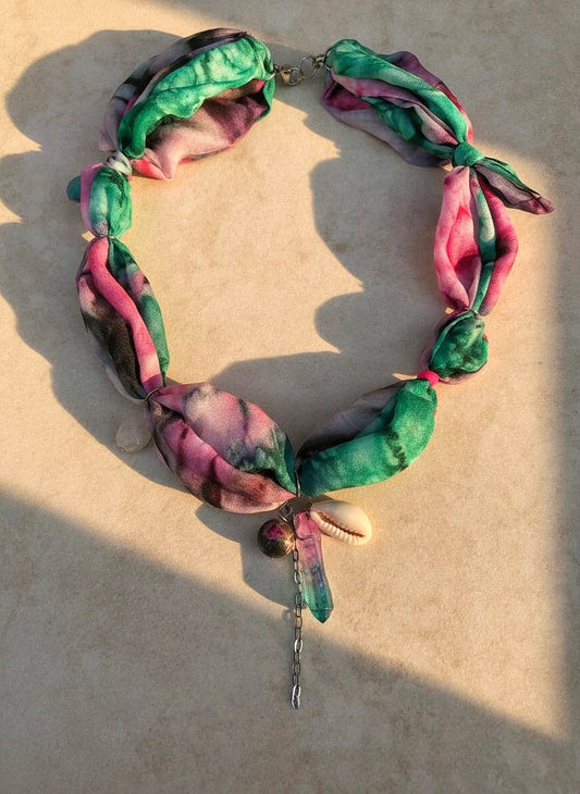 Collier aus Seide mit Edelsteinen und Kauri-Schnecke