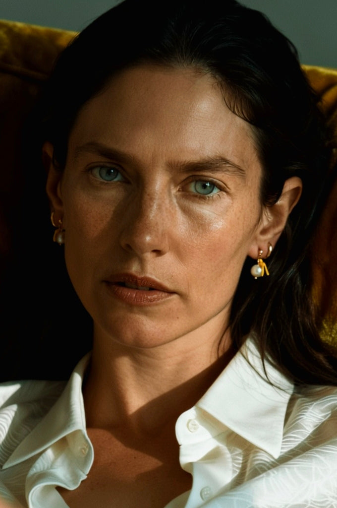 Soléa - Asymmetrische Ohrstecker gold mit Perle & Calzit