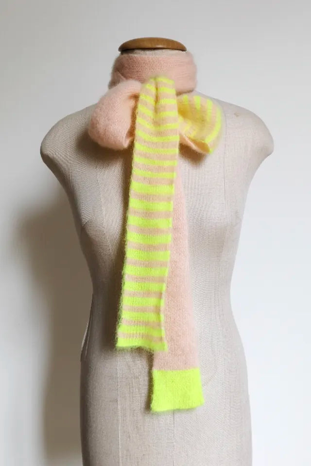 Neon Rosa Gelb Skinny Schal Mohair – 220cm Unikat zur Masche am Hals der Puppe gebunden