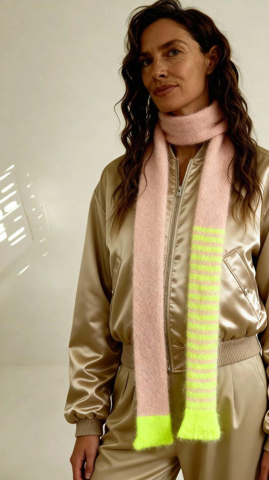 Neon Rosa Gelb Skinny Schal Mohair – 220cm einmal auf Model mit Satin-Tracksuit in beige, einmal um den Hals gewickelt
