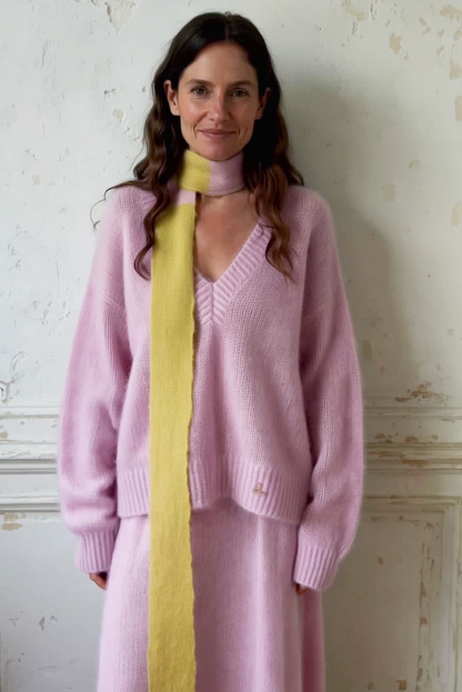 Unikat Fluffy Skinny Schal – Mohair/Wolle in Chartreuse & Rosa – Extra Lang (250cm) getragen von einer Frau in rosa Mohair Ensemble 