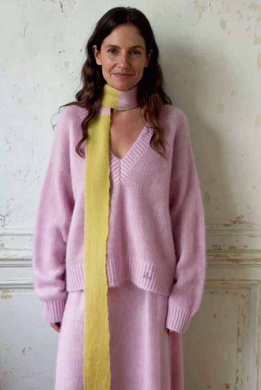 Unikat Fluffy Skinny Schal – Mohair/Wolle in Chartreuse & Rosa – Extra Lang (250cm) getragen von einer Frau in rosa Mohair Ensemble 