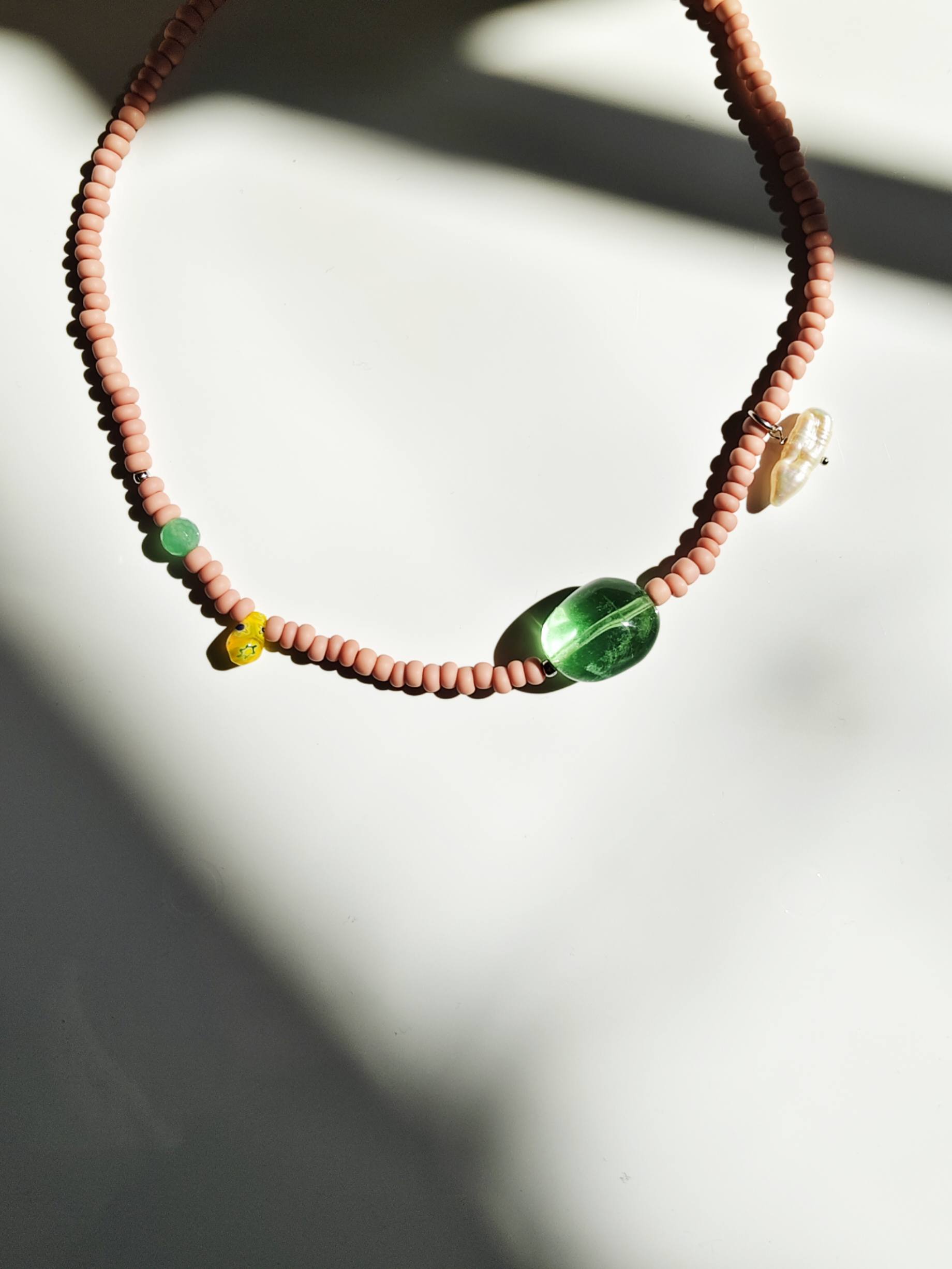 Handgemachte Halskette mit grünem Vintage-Fluorit, rosa Glasperlen und Millefiori-Tropfen
