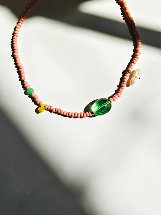 Handgemachte Halskette mit grünem Vintage-Fluorit, rosa Glasperlen und Millefiori-Tropfen