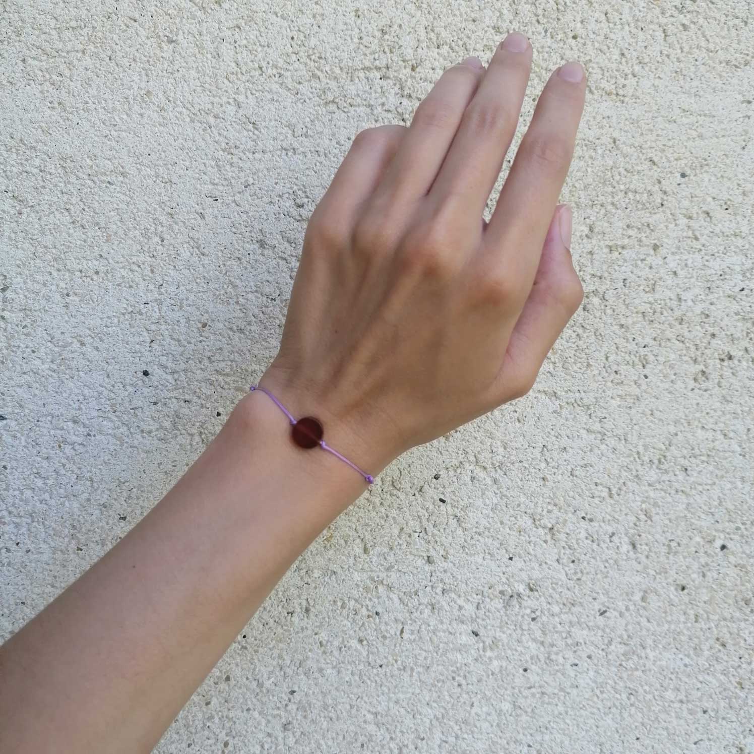Schlichtes Armband mit rotem Karneol & Kordel in flieder lila von pia norden