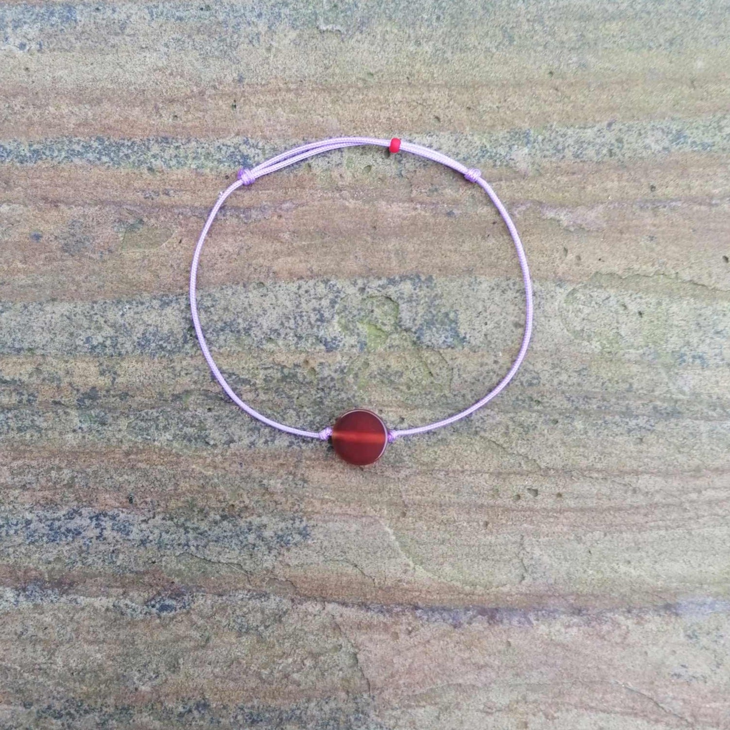 Schlichtes Armband mit rotem Karneol & Kordel in flieder lila von pia norden