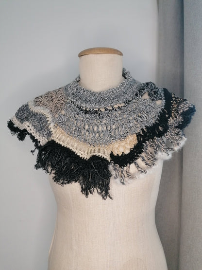 neckpiece gestrickt gehäkelt in schwarz beige grau von pia norden 