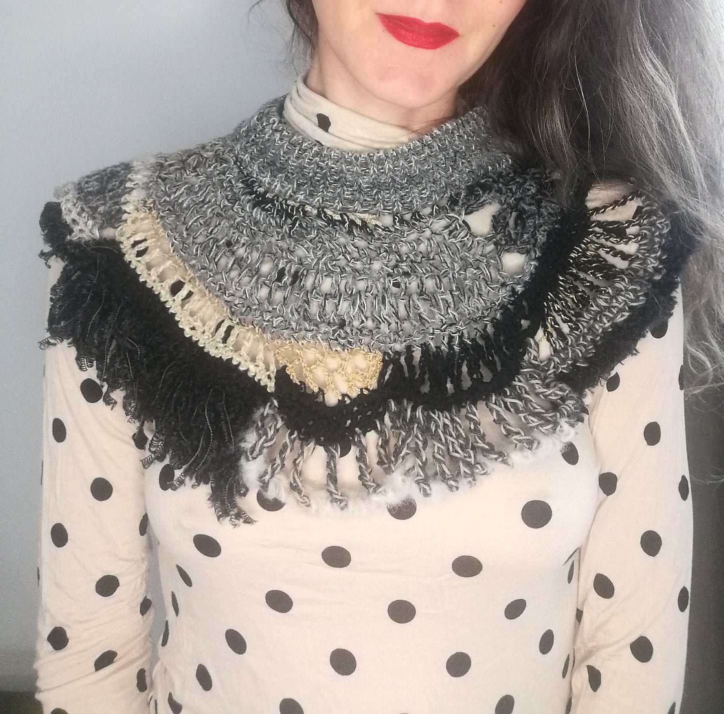 neckpiece gestrickt gehäkelt in schwarz beige grau von pia norden 