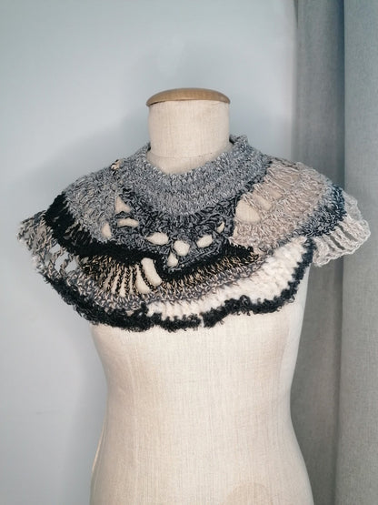 neckpiece gestrickt gehäkelt in schwarz beige grau von pia norden