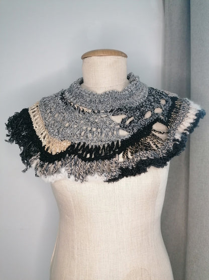 neckpiece gestrickt gehäkelt in schwarz beige grau von pia norden