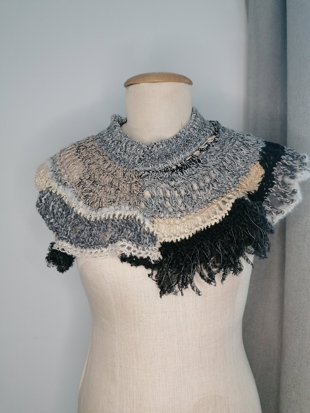 neckpiece gestrickt gehäkelt in schwarz beige grau von pia norden