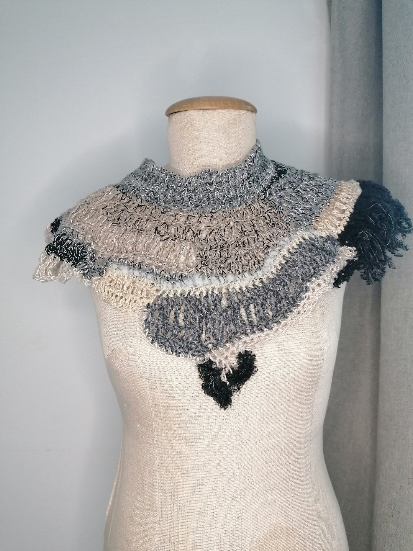 neckpiece gestrickt gehäkelt in schwarz beige grau von pia norden