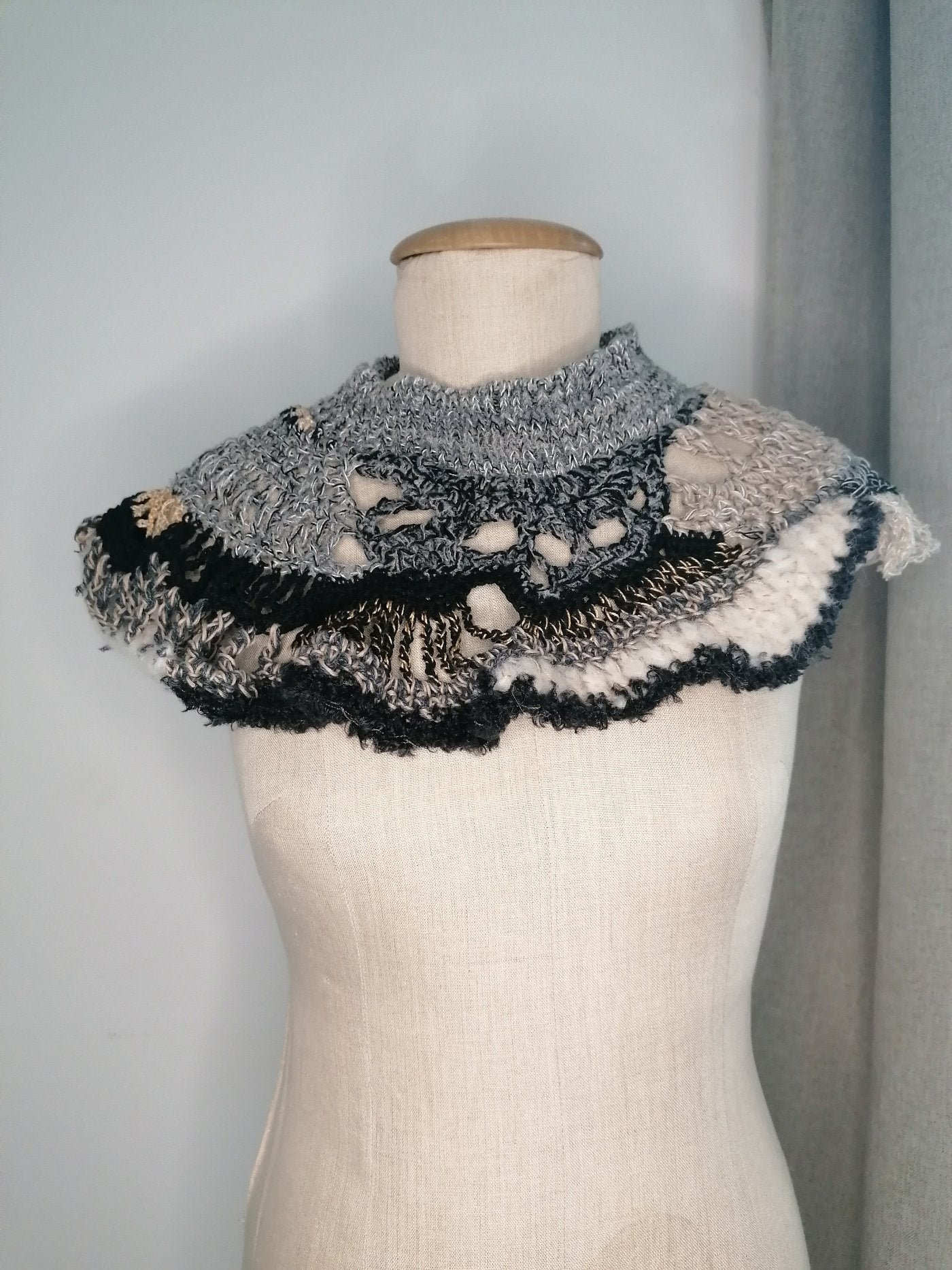 neckpiece gestrickt gehäkelt in schwarz beige grau von pia norden 