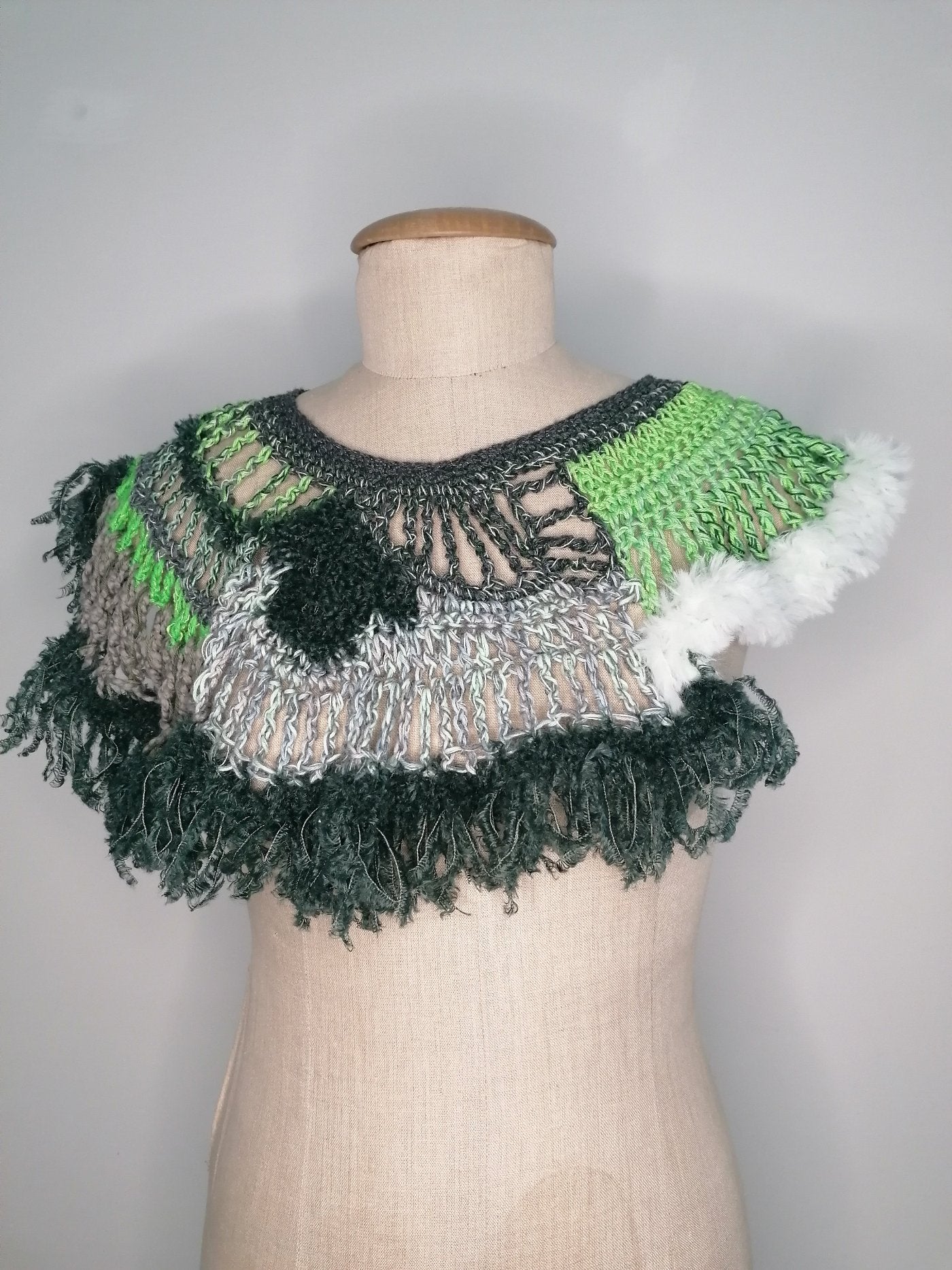 neckpiece in Grüntönen gehäkelt und gestrickt von pia norden 1