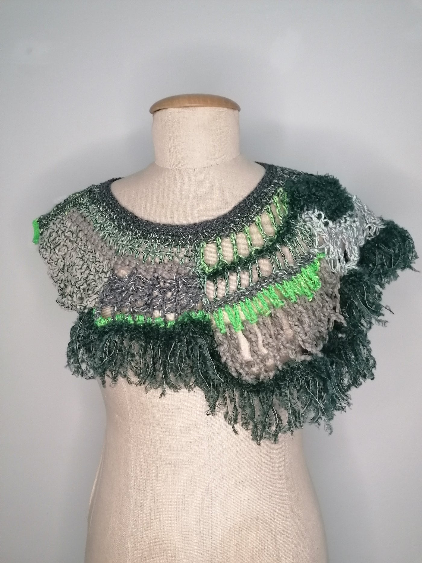 neckpiece in Grüntönen gehäkelt und gestrickt von pia norden