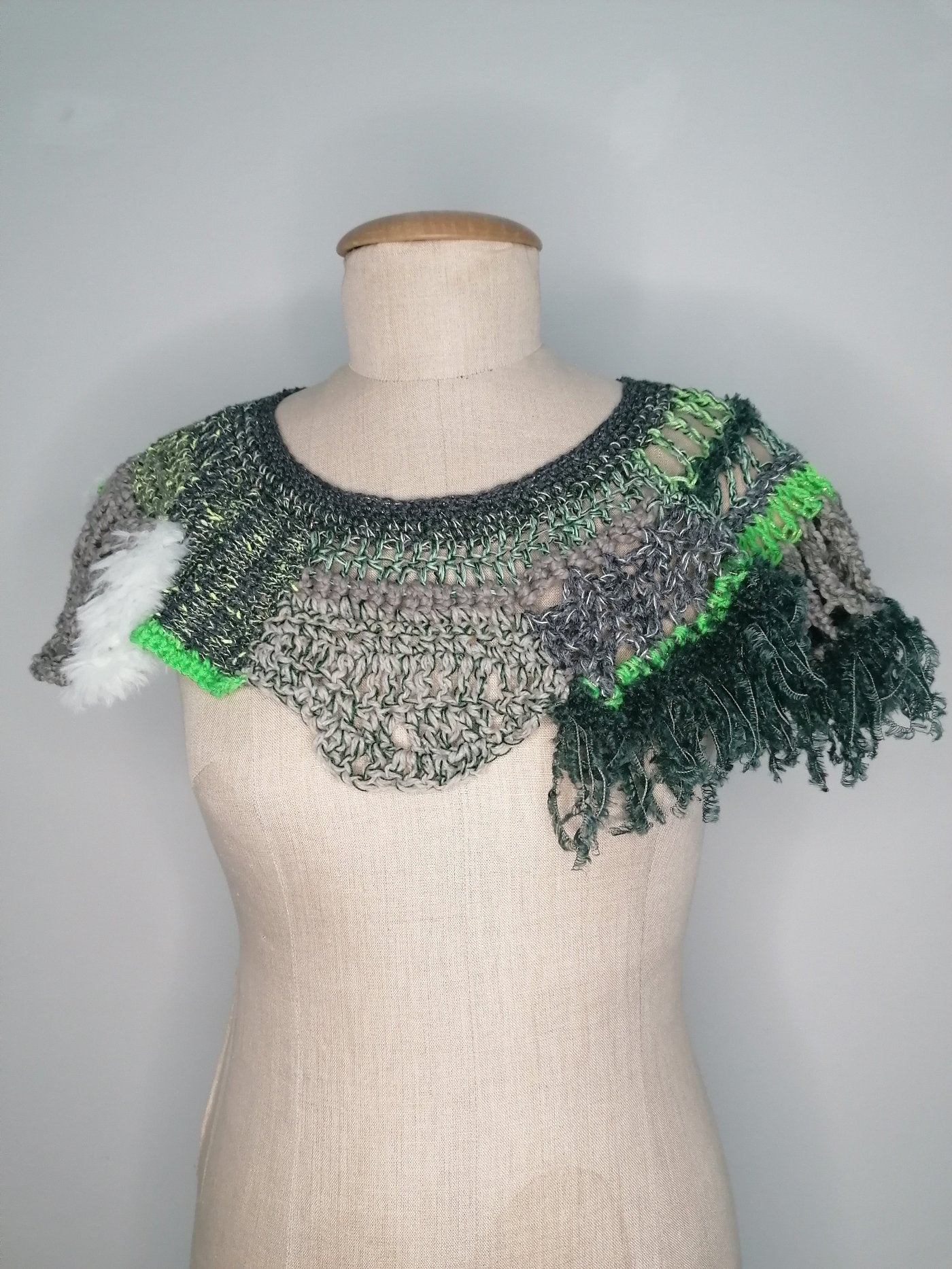 neckpiece in Grüntönen gehäkelt und gestrickt von pia norden 