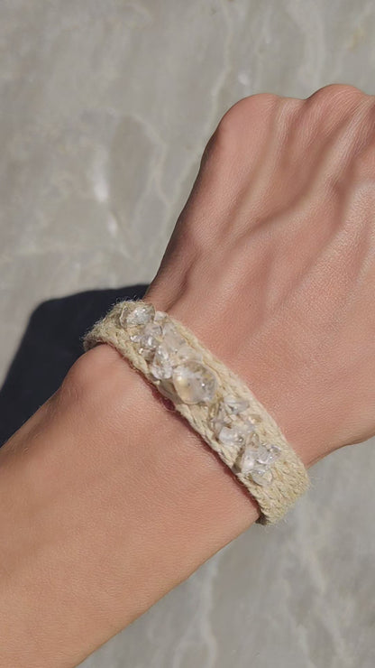 Gestricktes Armband aus Seide & Hanf mit Bergkristall