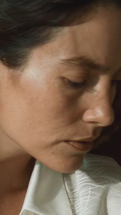 Soléa - Asymmetrische Ohrstecker gold mit Perle & Calzit